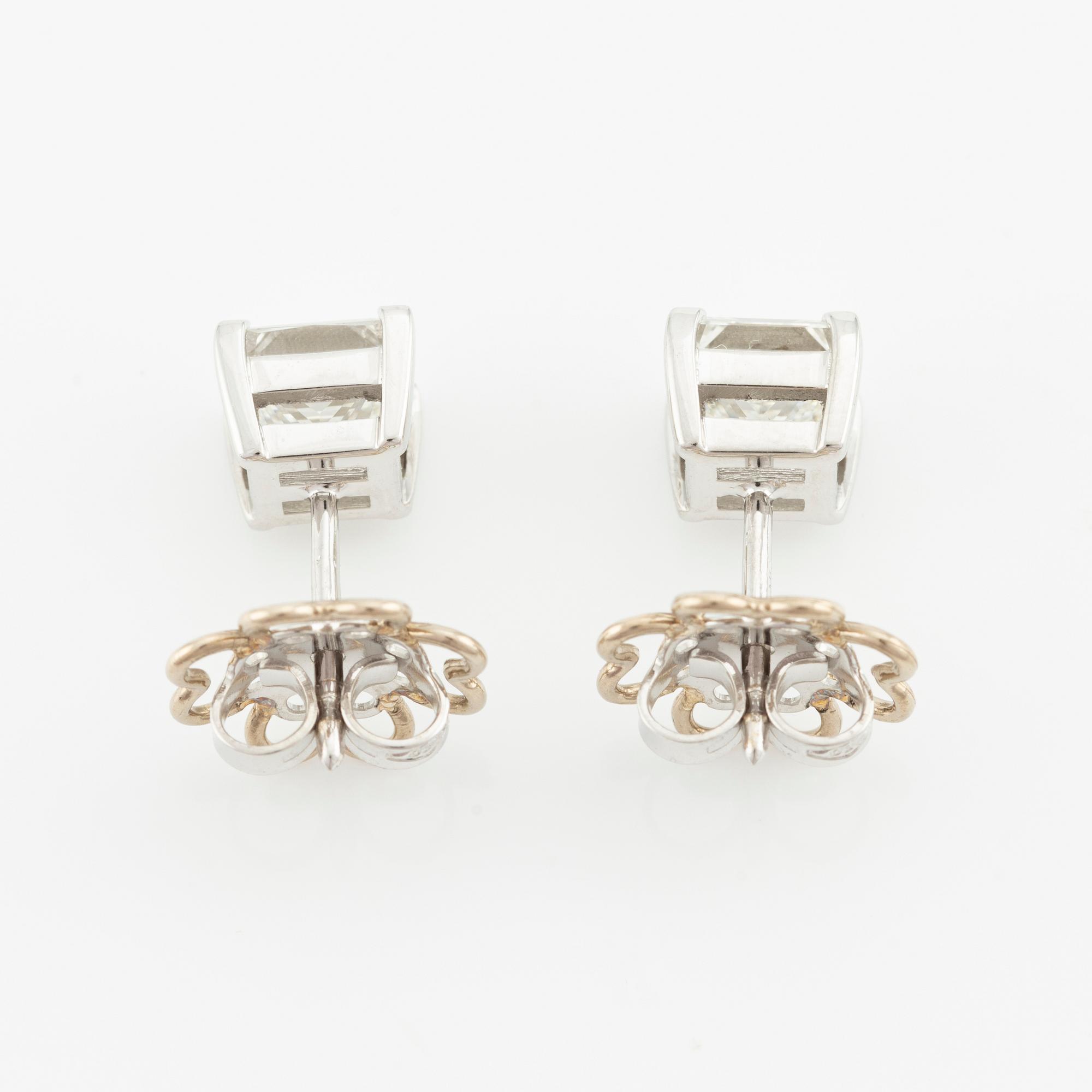 Earrings, a pair, with princess-cut diamonds, HRD report included.