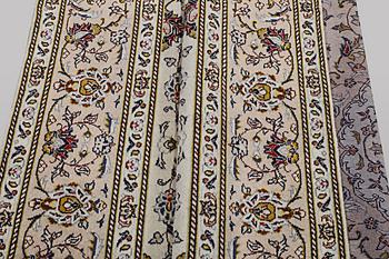 A carpet, Kashan, ca 298 x 197 cm.