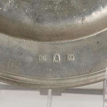 Tallrik, ur Hedvig Eleonoras Strömsholmsservis, av Nicholas Kelk (mästare i London 1638-88), daterat 1680.