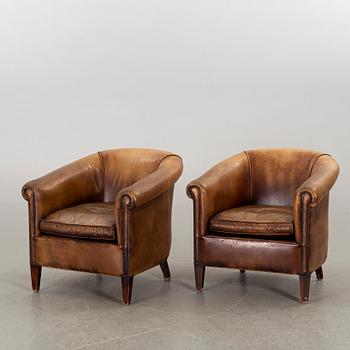 A PAIR OF LEATHER ARMCHAIRS.