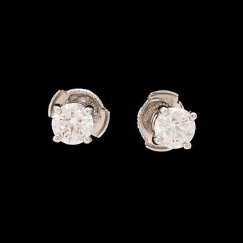 Tiffany & Co, örhängen ett par 950 platina samt runda briljantslipade diamanter.