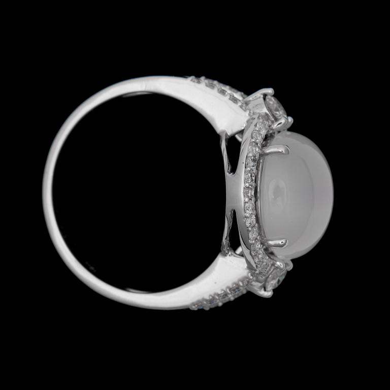 A ring with cabochon cut moonstone 4 cts and diamonds tot. app. 0.54 cts.