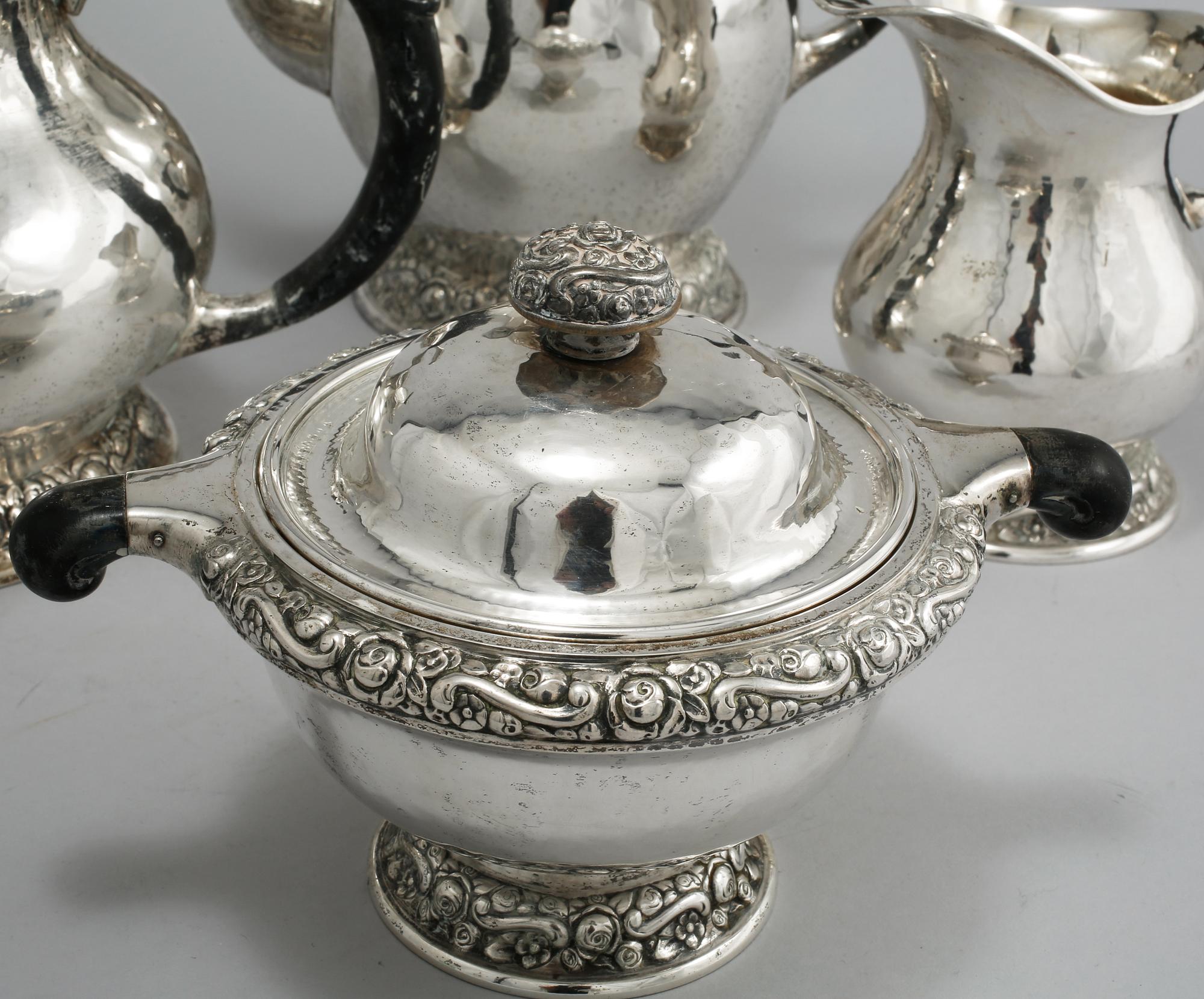 KAFFE- och TESERVIS, 4 delar, silver, svenska importstämplar, 1900-talets första hälft, total vikt 2070 g.