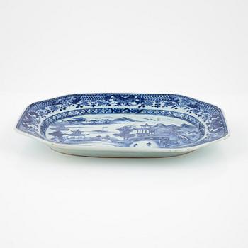 A blue and white serving dish, Qing dynasty, Qianlong (1736-95).