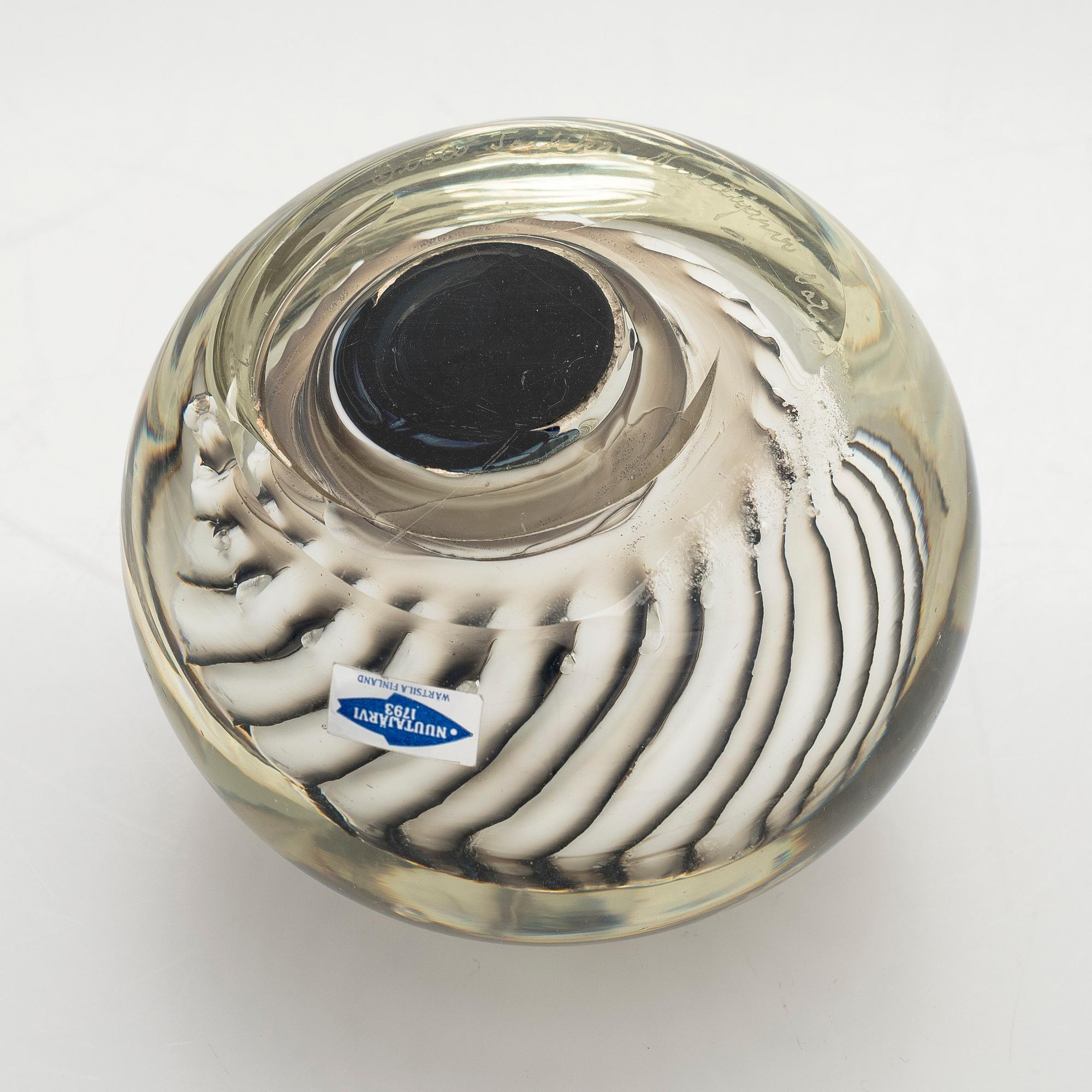 Oiva Toikka, a glass paper weight, / sculpture. signed Oiva Toikka Nuutajärvi Notsjö.