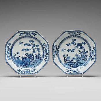 939. A pair of blue and white serving dishes, Qing dynasty, Qianlong (1736-95).