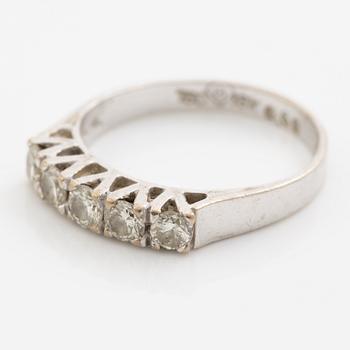 Ring, 18K white gold set with five brilliant-cut diamonds.