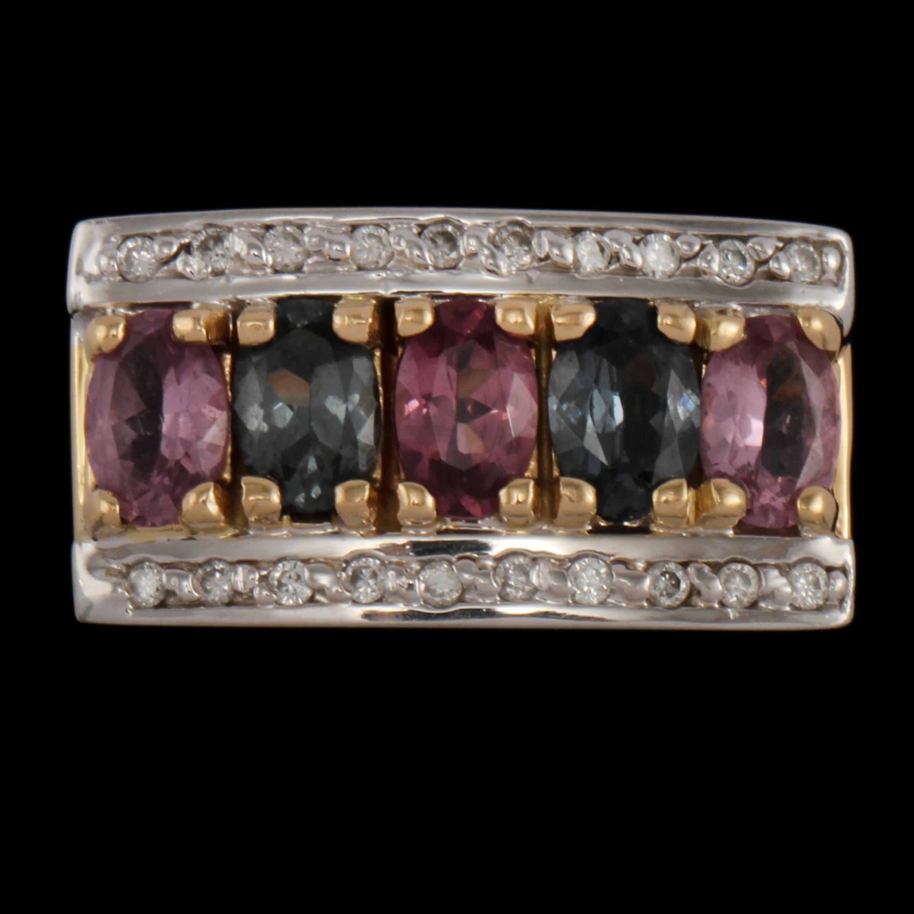 RING, 14k med 2 ovalslipade ioliter och 3 rosa safirer samt 20 briljantslipade diamanter. Vikt 9 g.