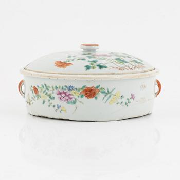 Karott med lock, porslin, Kina, 1800-tal.