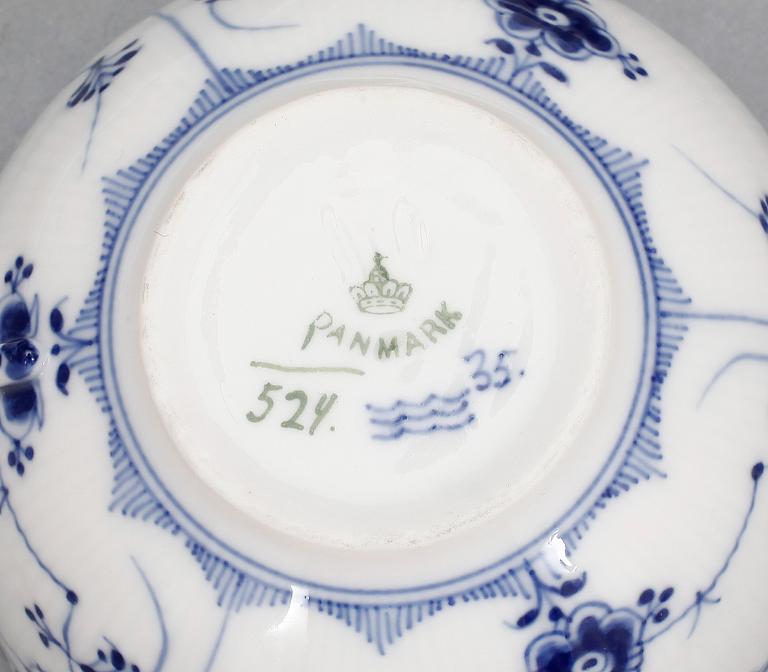 TEKOPPAR MED FAT, 23+1 delar, porslin, "Musselmalet", Royal Copenhagen,