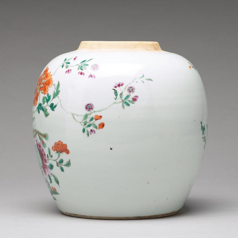 KRUKA, porslin. Qingdynastin, Qianlong (1736-95).