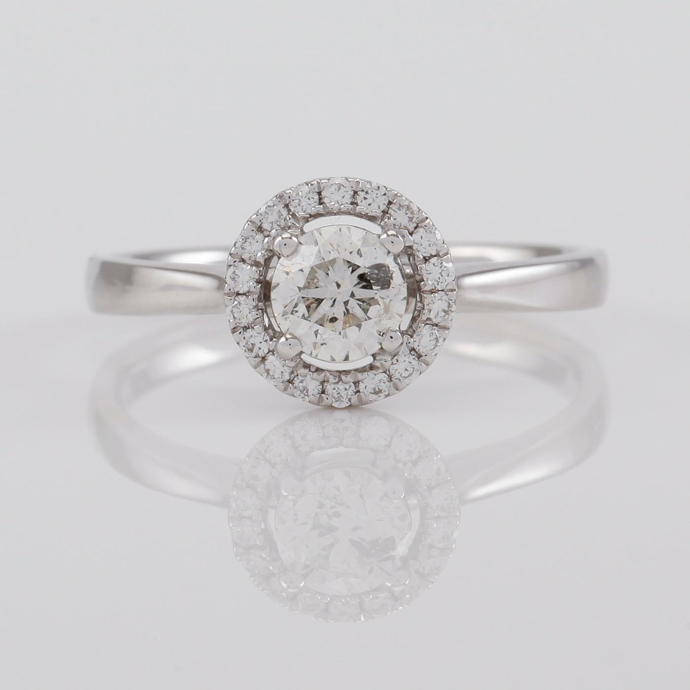 RING, 18K vitguld och diamanter tot ca 0.58 ct. varav en ca 0.48 ct.