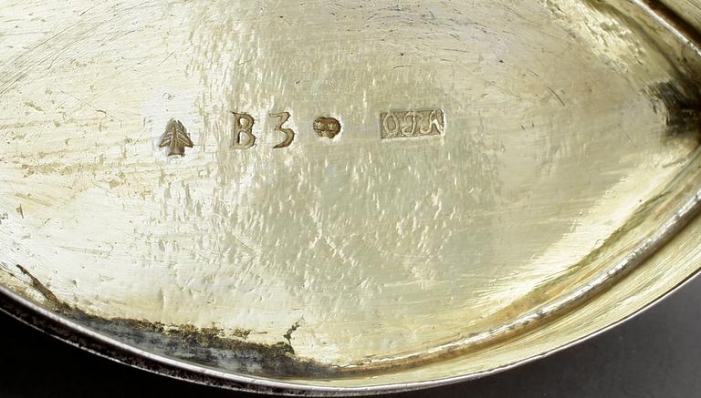 DOSA samt BORDSKLOCKA, silver, däribland Olof Peter Almén, Hedemora, 1808 (verksam 1787-1806),