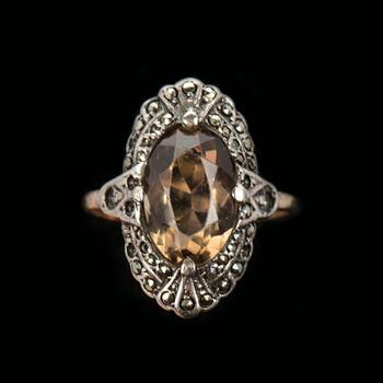 COLLIER SAMT RING, 18 k guld samt silver med rökkvarts samt markasiter. Totalvikt 18,5 g.