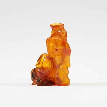 An amber sculpture of a lady with a vase, Qing dynasty (1644-1912).