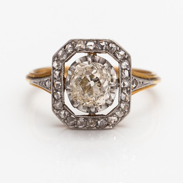 A 15K gold and platinum ring with an old-cut diamonds ca. 0.70 ct and rose-cut diamonds.