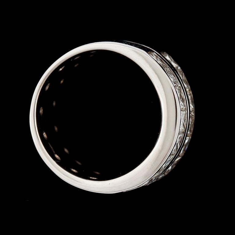 RING, 18k vitguld, prinsesslipade diamanter 3.20 ct. Total vikt 13.2 g.
