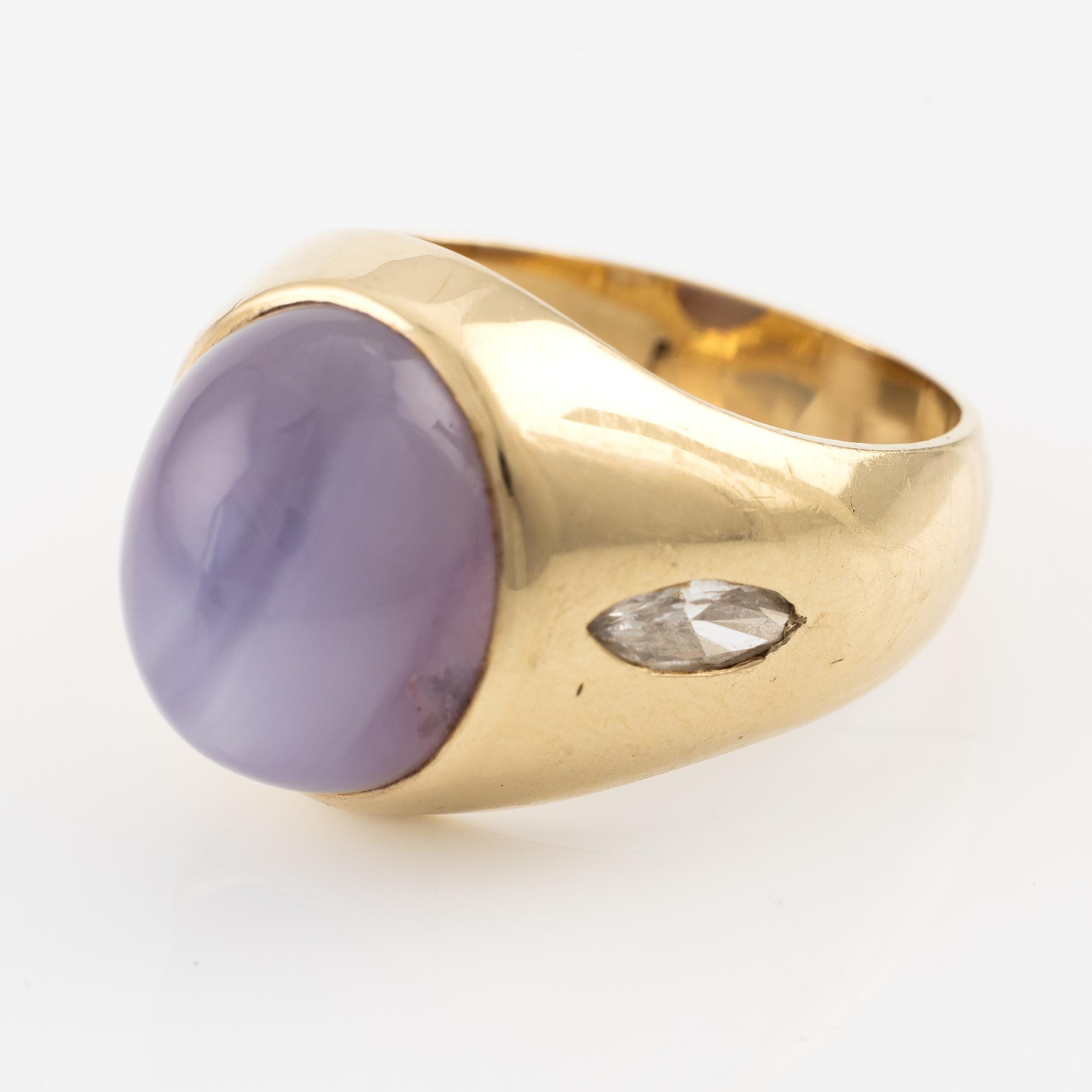 Ring, 14K guld med rosalila stjärnsafir och markisslipade diamanter.