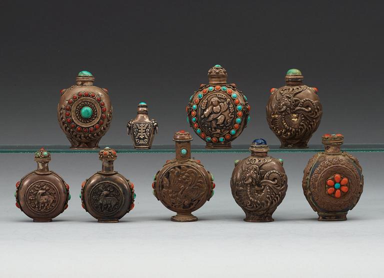 A set of nine Tibethan snuff bottles with stoppers, ca 1900.