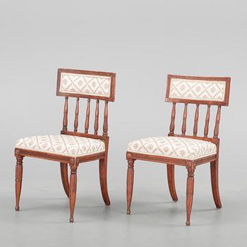 STOLAR, ett par, sengustavianska, omkring 1800.