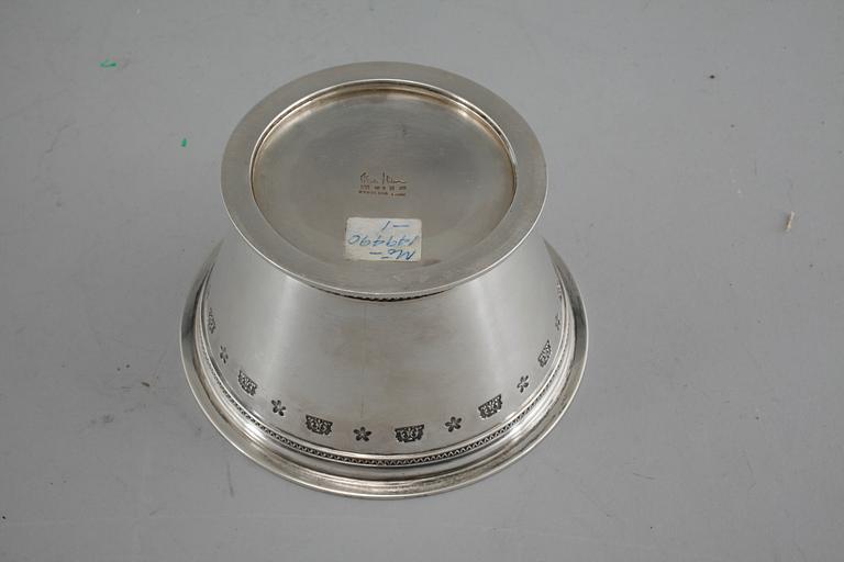 A silver bowl by Wiwen Nilsson, Lund, 1941, weight 384 g.