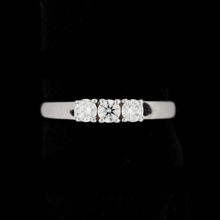 RING, 14k vitguld med briljantslipade diamanter tot ca0,41ct. Vikt ca2,7g.