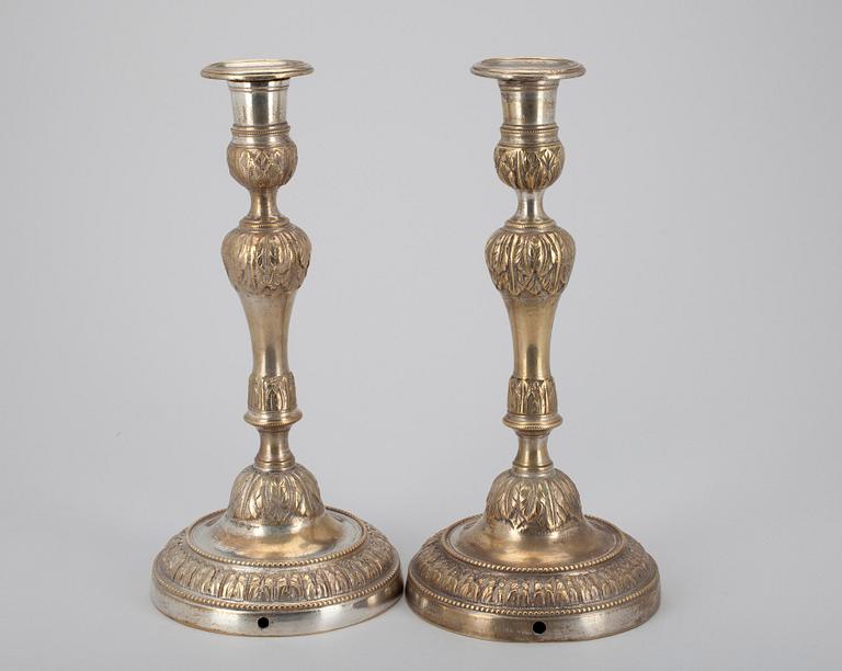 LJUSSTAKAR, ett par, försilvrad brons, Louis XVI-stil, ca 1800.