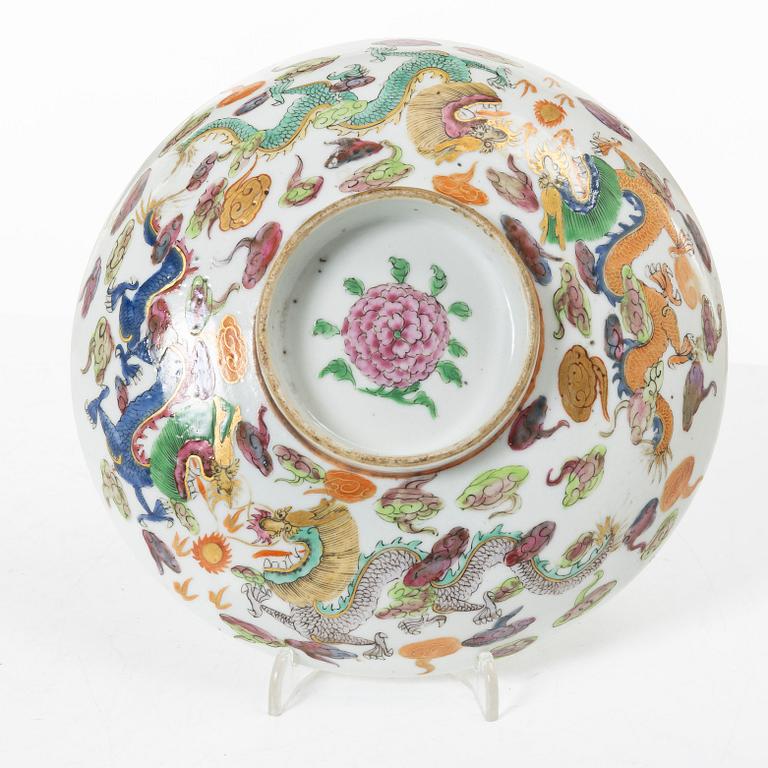 Fat, två stycken, samt lock och skål, porslin. Sen Qingdynasti.