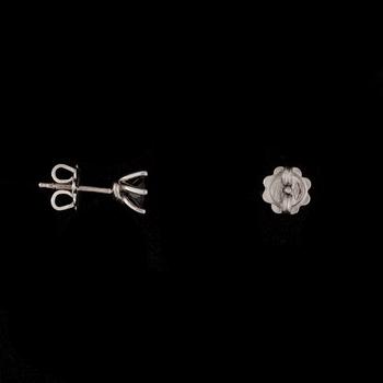 KORVAKORUT, 14K valkokultaa, vihreät turmaliinit. Paino n. 2,0 g.