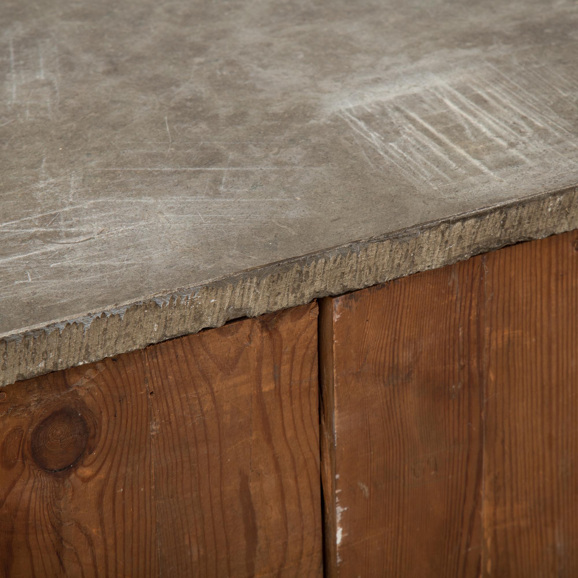 An early 20th century gustavian style chest of drawers.