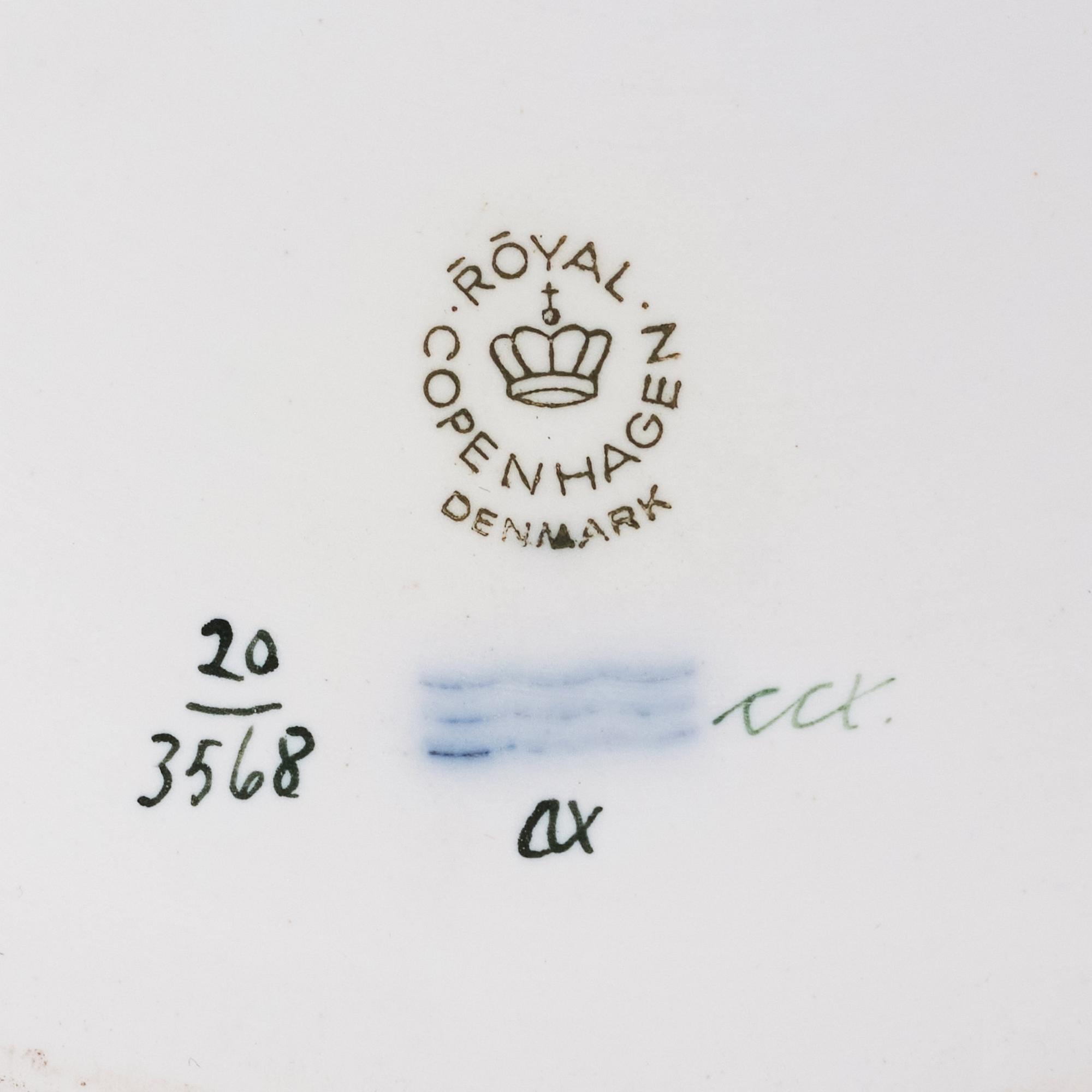 Karott med lock, porslin. Royal Copenhagen, "Flora Danica", 1900-tal.