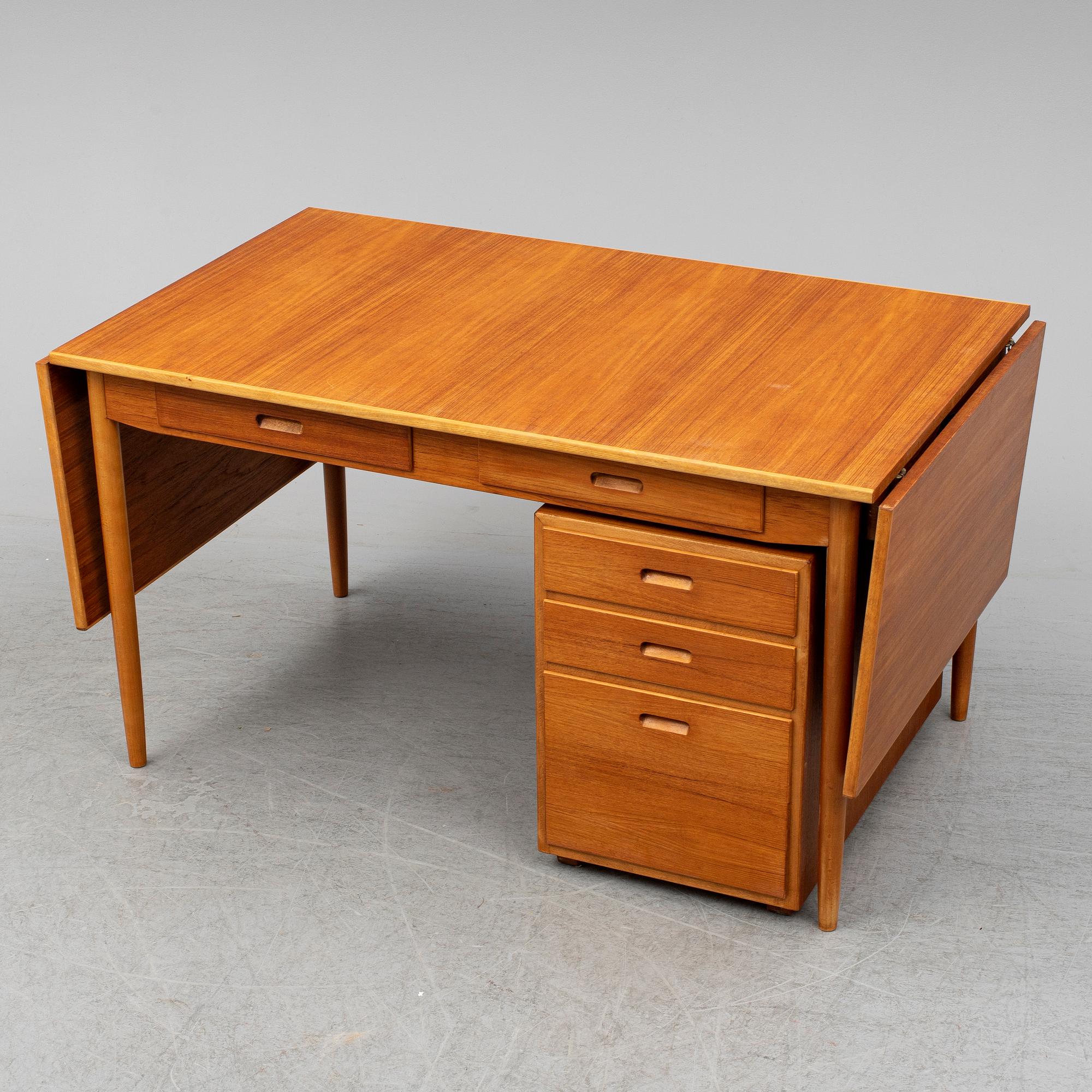 NILS JONSSON, a desk with chest of drawers, late 20th century.