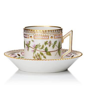 Kaffekoppar med fat, 12 stycken, porslin. Royal Copenhagen, "Flora Danica", Danmark, 1900-tal.