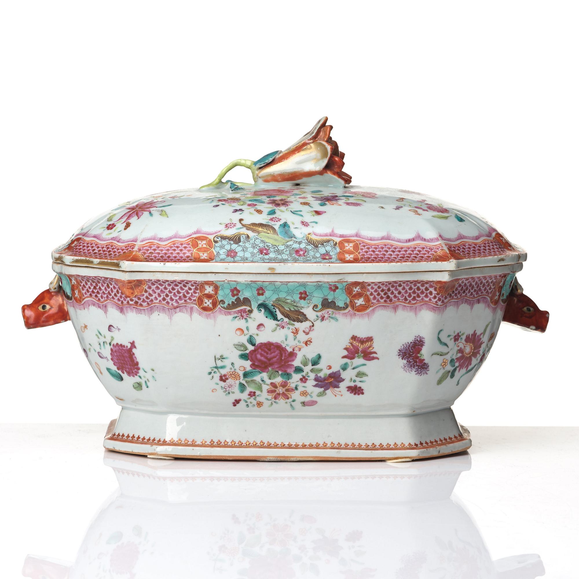 Terrin med lock och fat, kompaniporslin. Qingdynastin, Qianlong (1736-95).
