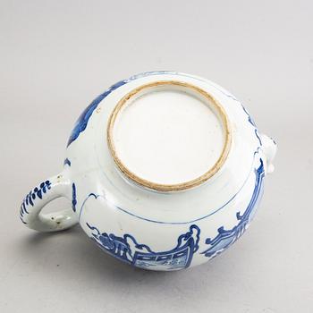 A blue and white tea pot, Qing dynasty, 18th Century.