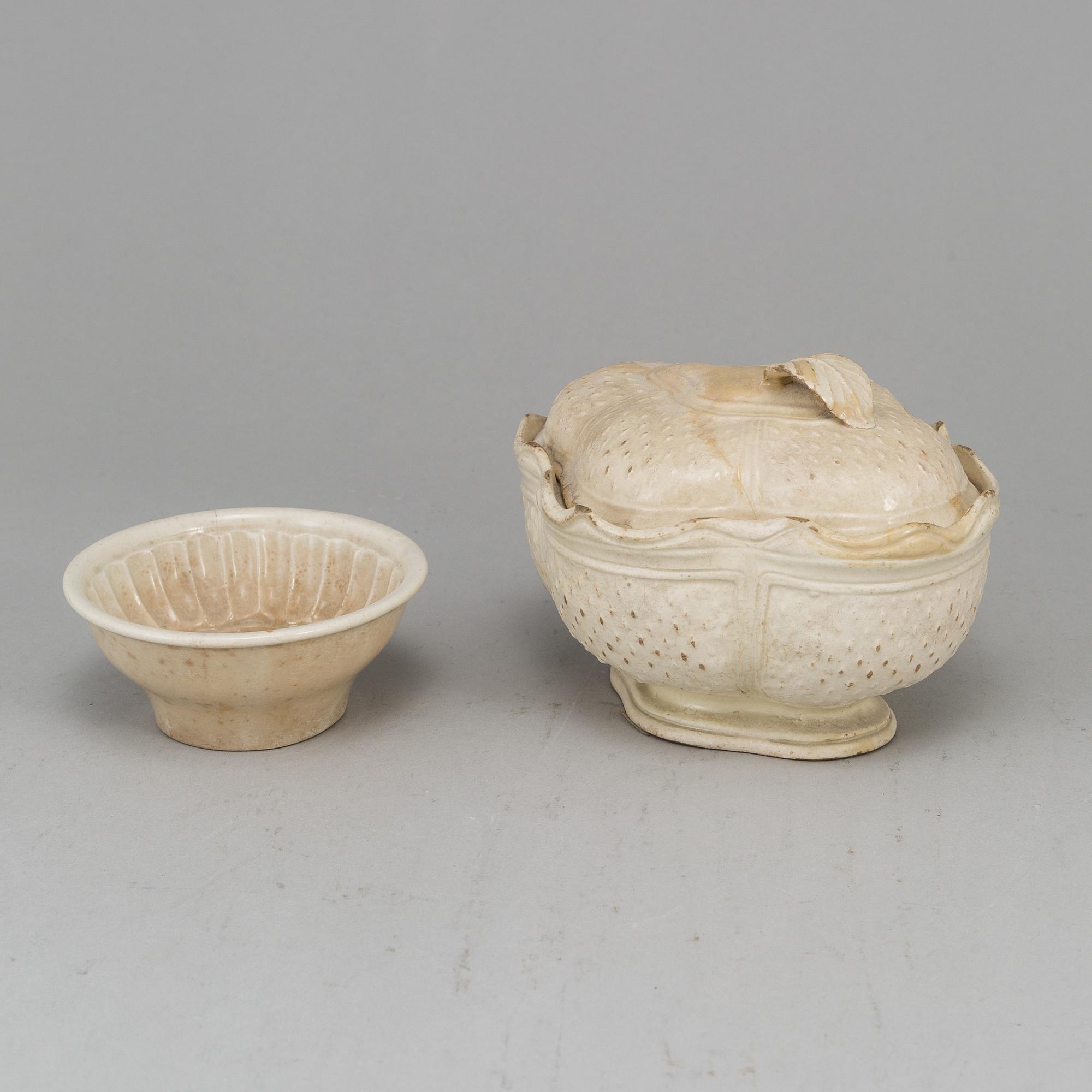 A creame weare buttertureen with cover, a cake mould and a pair of sauce boats, 18/19th Century, part Rörstrand.