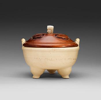 237. A large white glazed ceramic tripod censer, Qing dynasty, 19th Century.