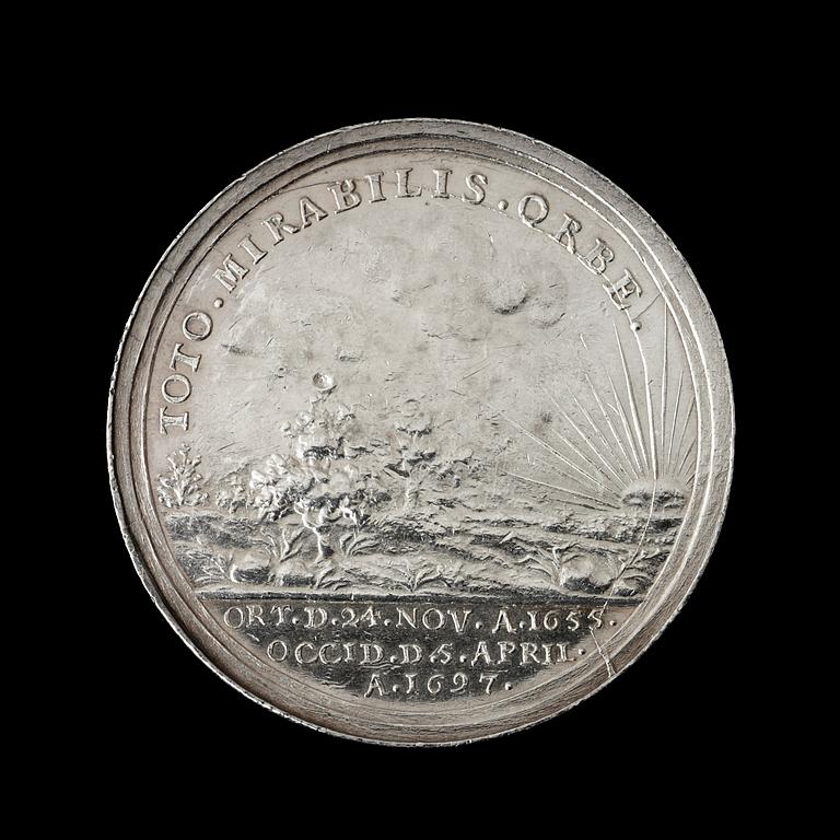 MEDALJ, Karl XI:s död och begravning i Stockholm 1697. Utförd av A. Karlsteen 1697. Silver 4,1 cm 38,5 g.