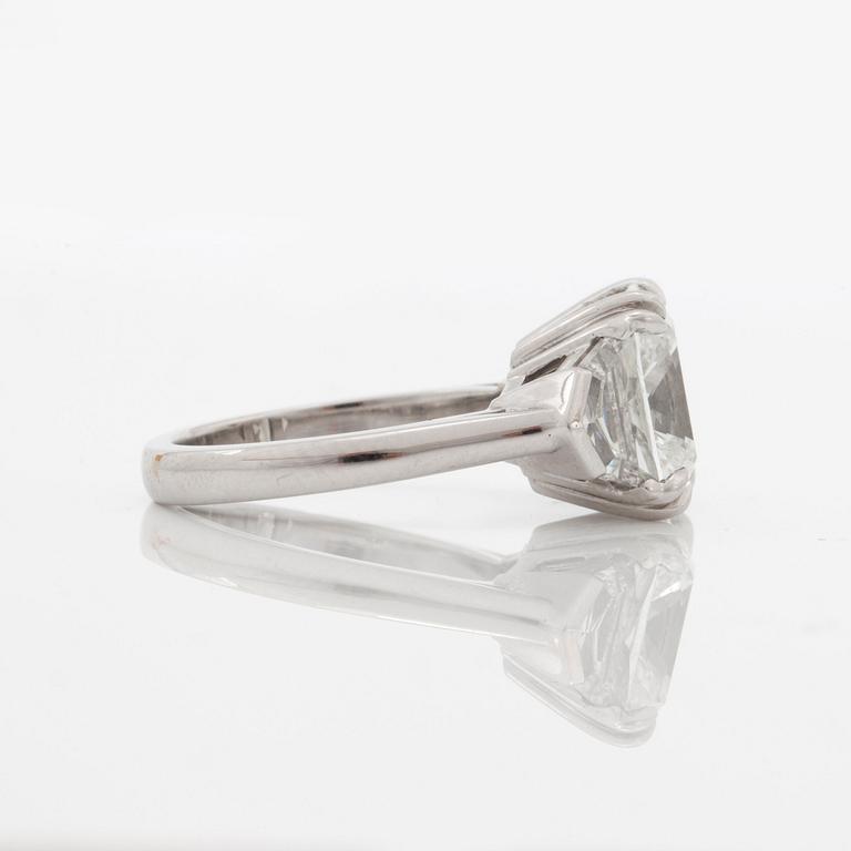 A cushion cut diamond , 5.50 ct, G/VVS2, ring. Flanked by epaulet cut diamonds, total weight 1.16 cts.