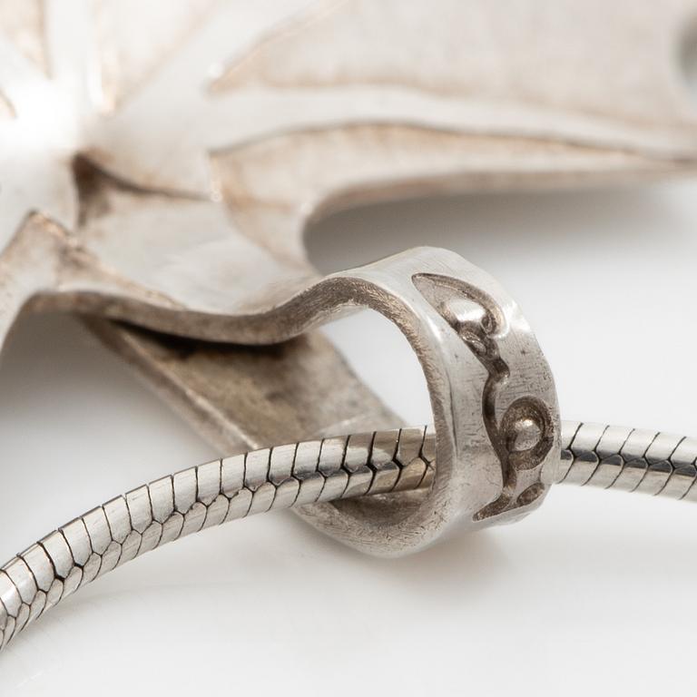 Caroline Lindholm, Pendant with chain, silver, in the form of maple leave.