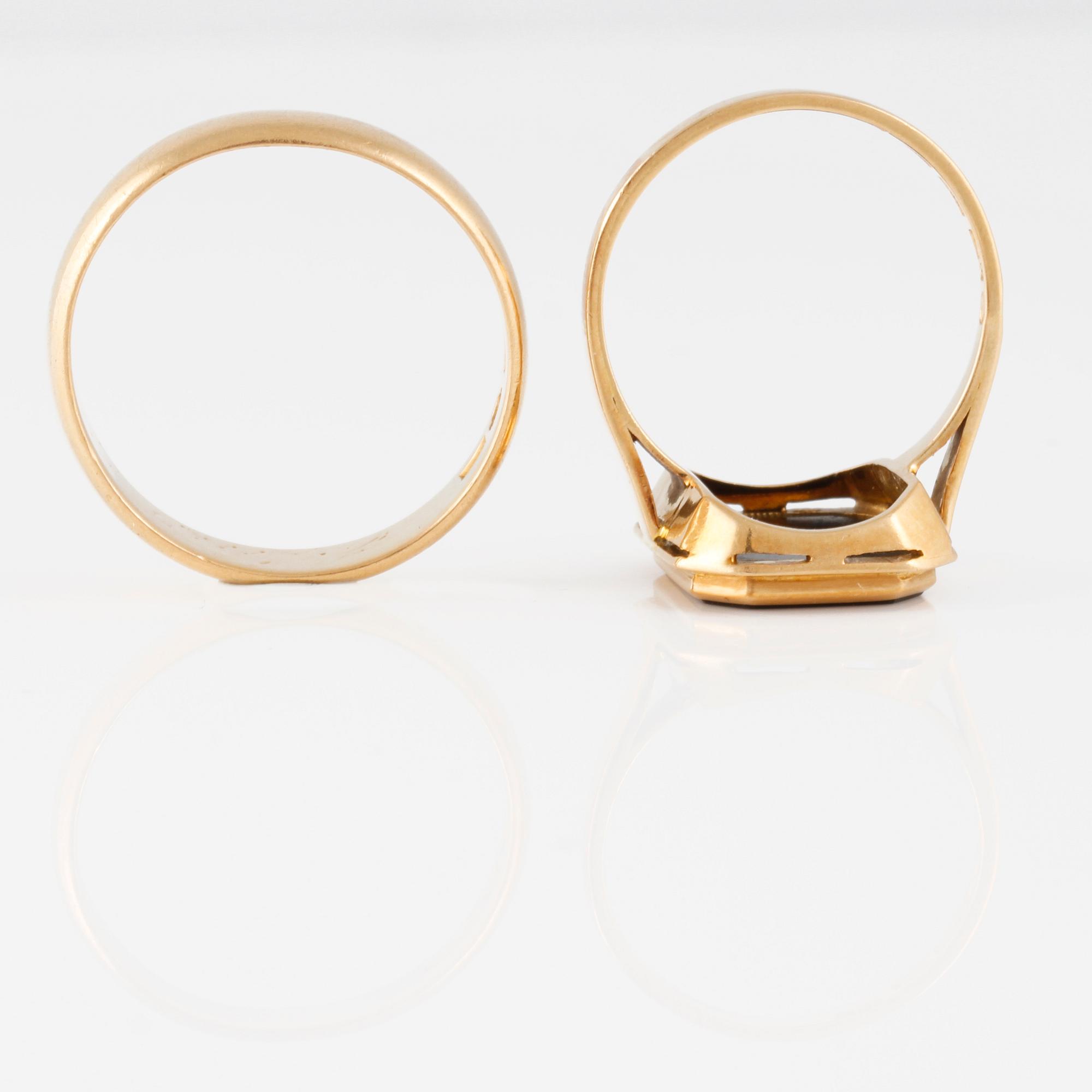 RINGAR, 2 st, 18K respektive 20K guld samt onyx, svenska stämplar. Vikt 11,4 gram.