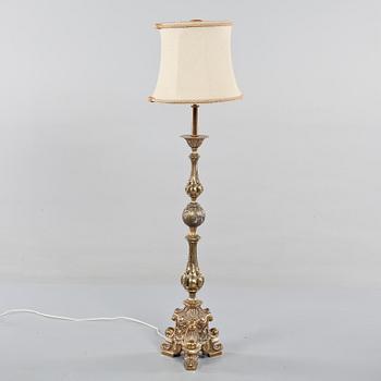 GOLVLAMPA, barockstil, 1900-talets andra hälft.