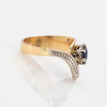 Elon Arenhill, Ring, 18k guld med safir och briljantslipade diamanter.