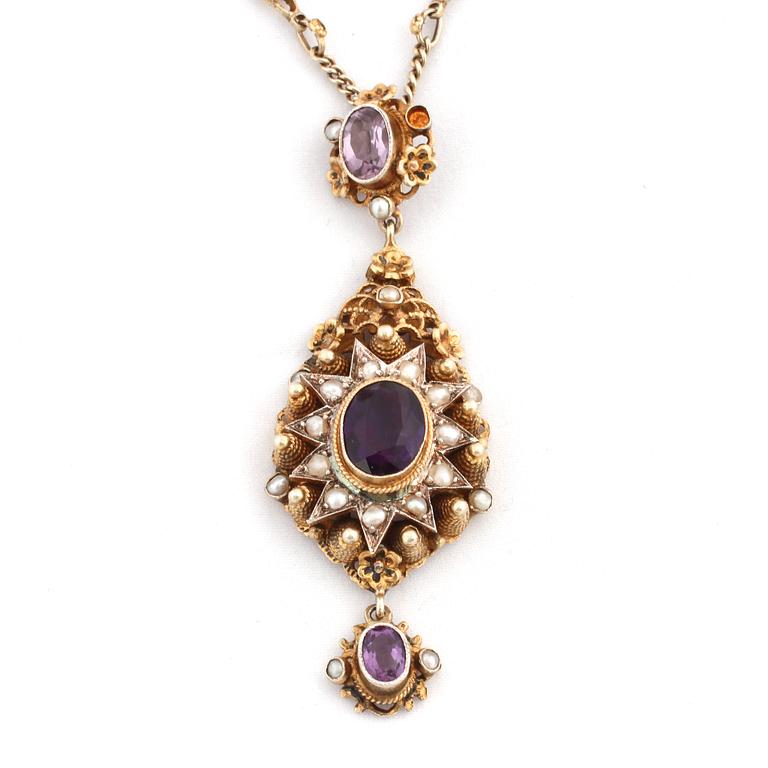 GARNITYR, 3 delar, förgyllt silver med fasettslipade ametister samt odlade pärlor, importstämplat. Vikt 828 g.