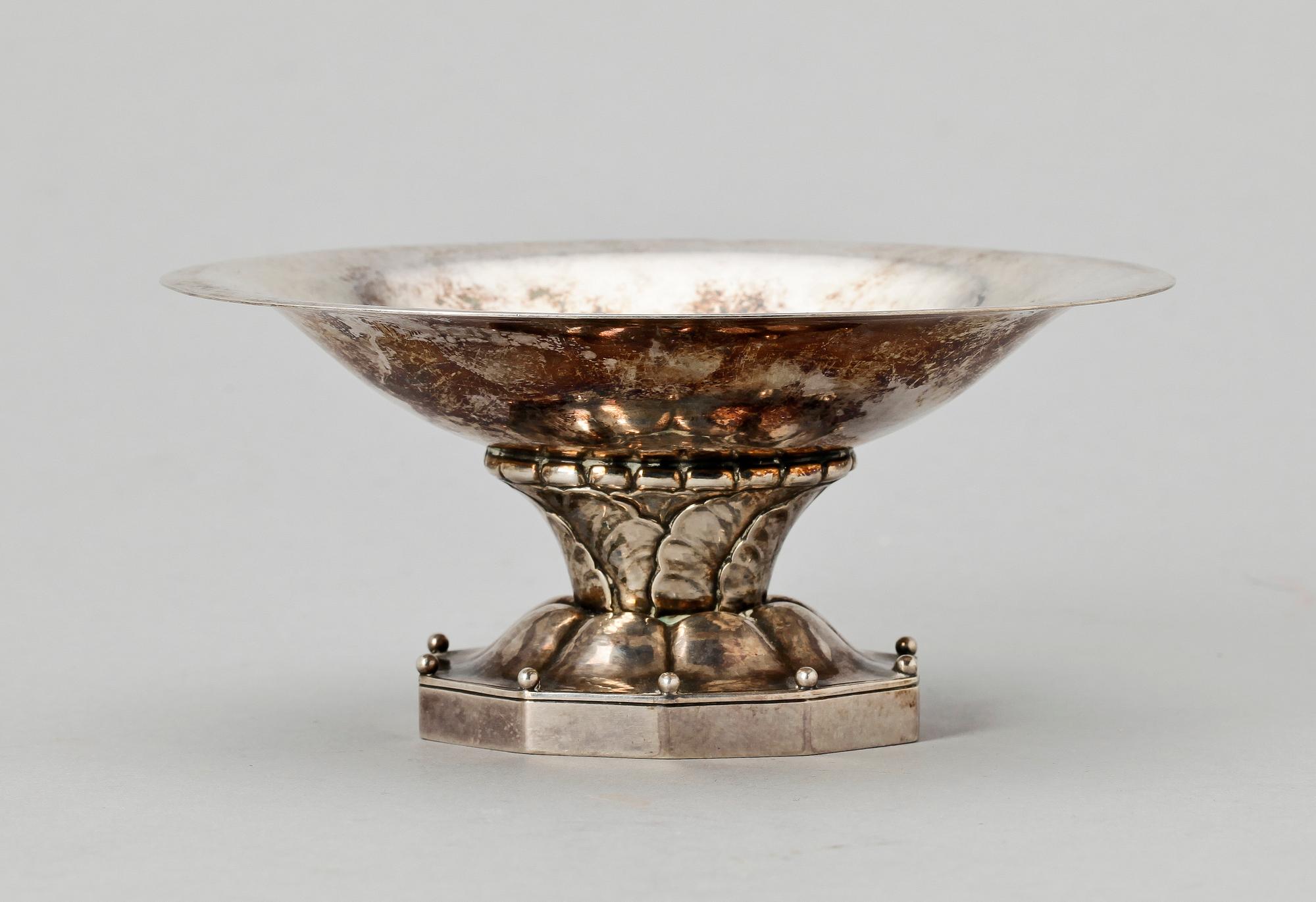 SKÅLFAT PÅ FOT, sterling silver, modell 42B, Georg Jensen, Danmark, formgiven 1910/20-tal.