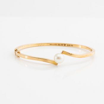 Bracelet and ring, 18k gold with pearls and brilliant-cut diamonds.