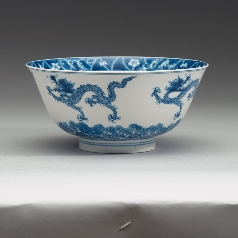 A blue and white bowl, Qing dynasty, Kangxi's six character mark and of the period (1662-1722).