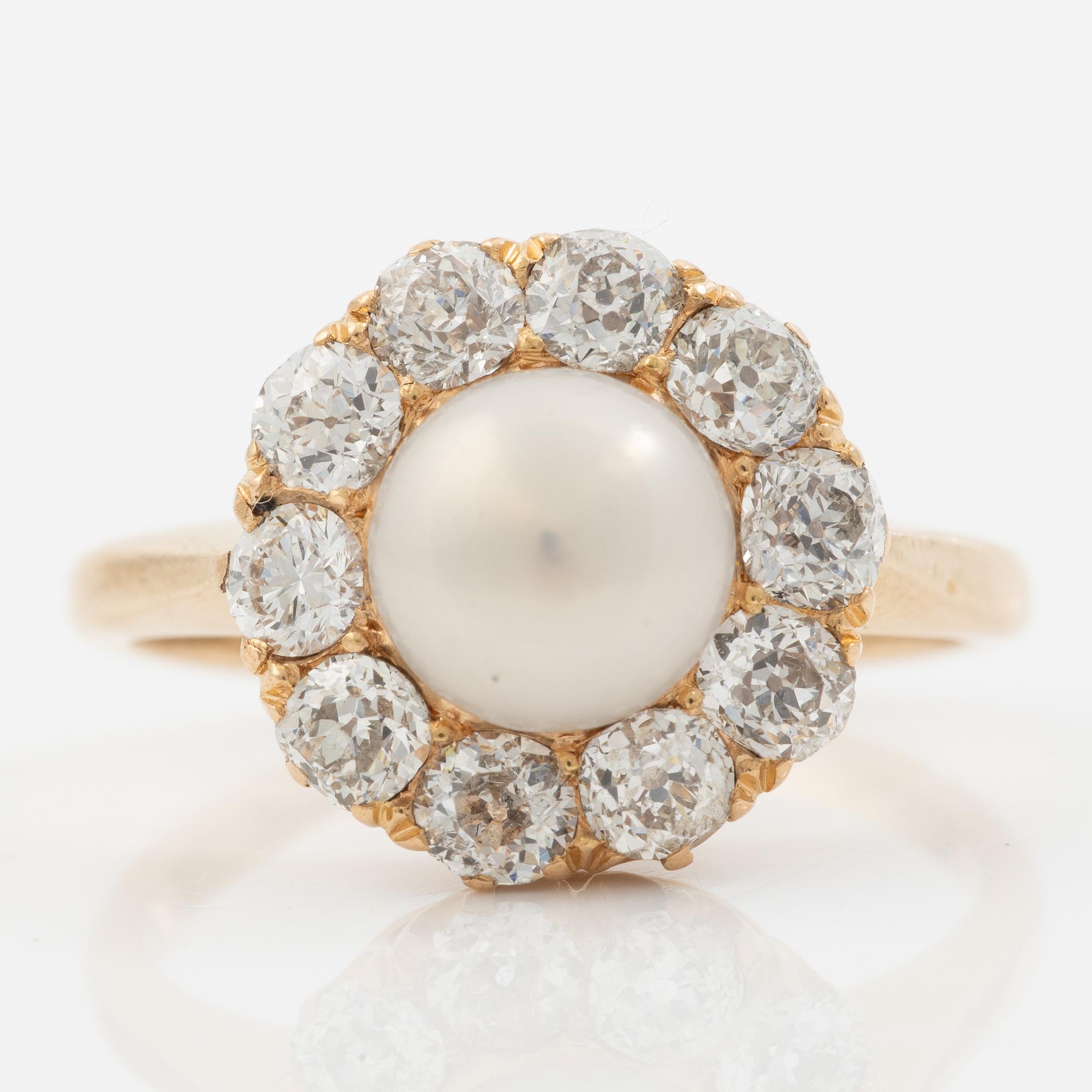 Ring, carmosémodell 18K guld med en odlad boutonpärla och gammalslipade diamanter.