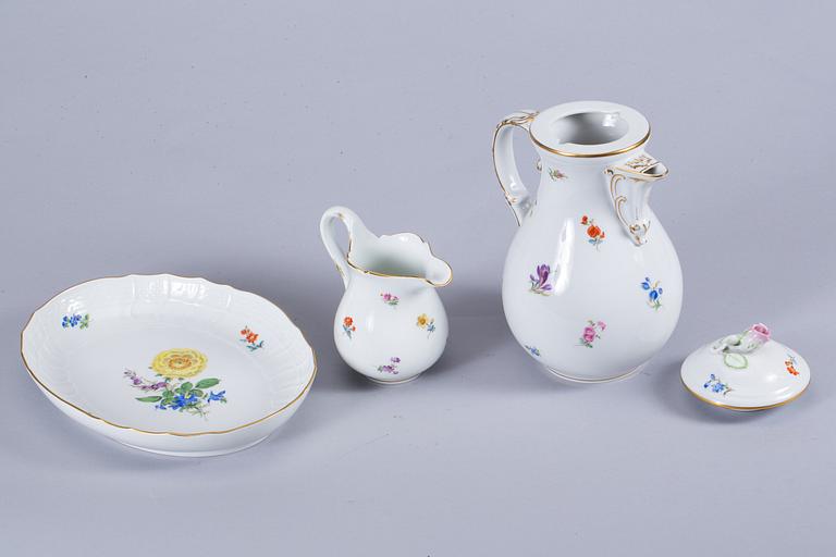 SERVISDELAR, 3 st, porslin. Meissen, 1900-tal.