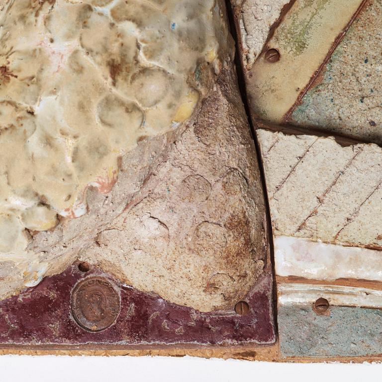 Tyra Lundgren, relief "Vilande påfågelduva", egen ateljé ca 1960.